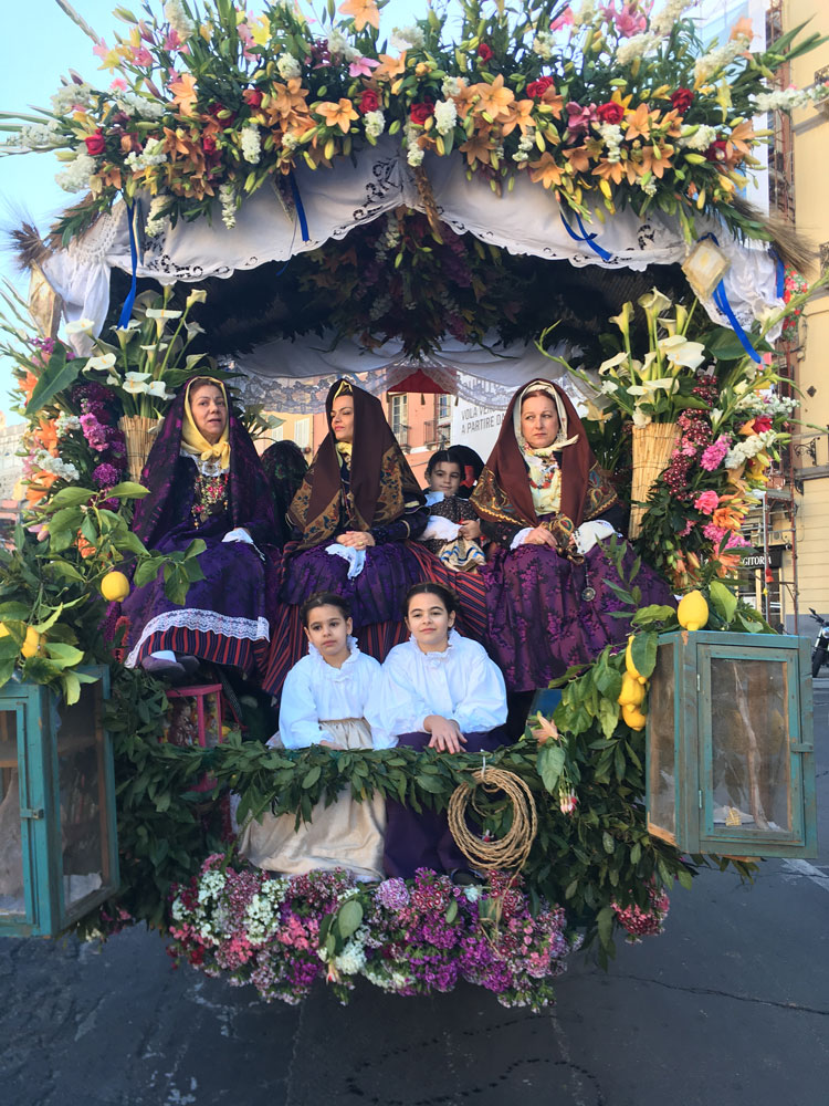 Traccas 1 Traccas con donne e bambine in abito tradizionale processione Sant'Efisio